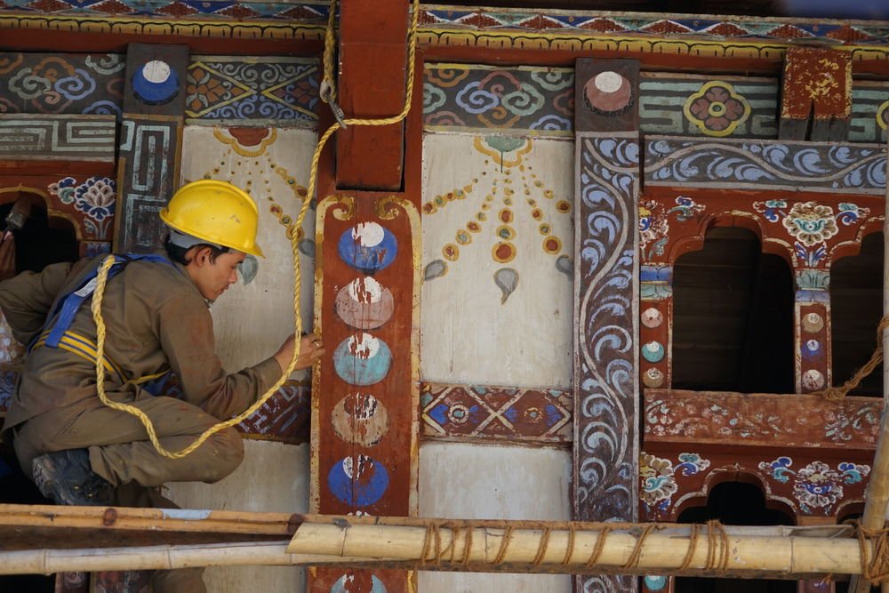 Students Train on Traditional Mineral Paints for Palace Restoration
